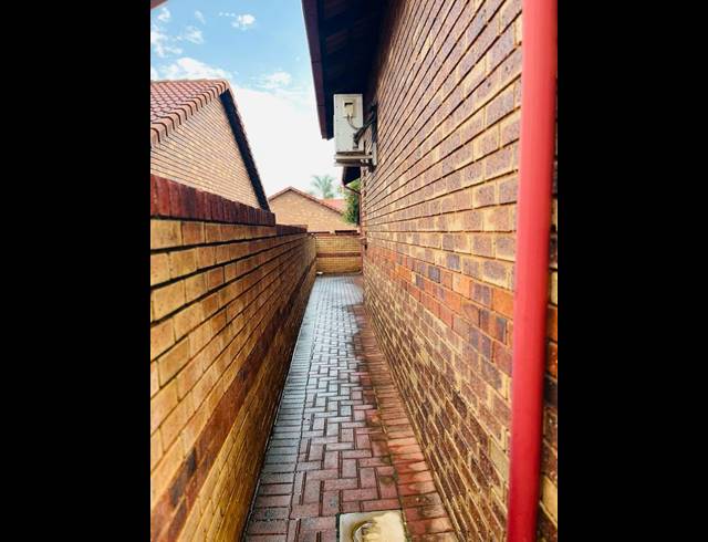 3 BEDROOM HOUSE FOR SALE IN KEMPTON PARK WEST